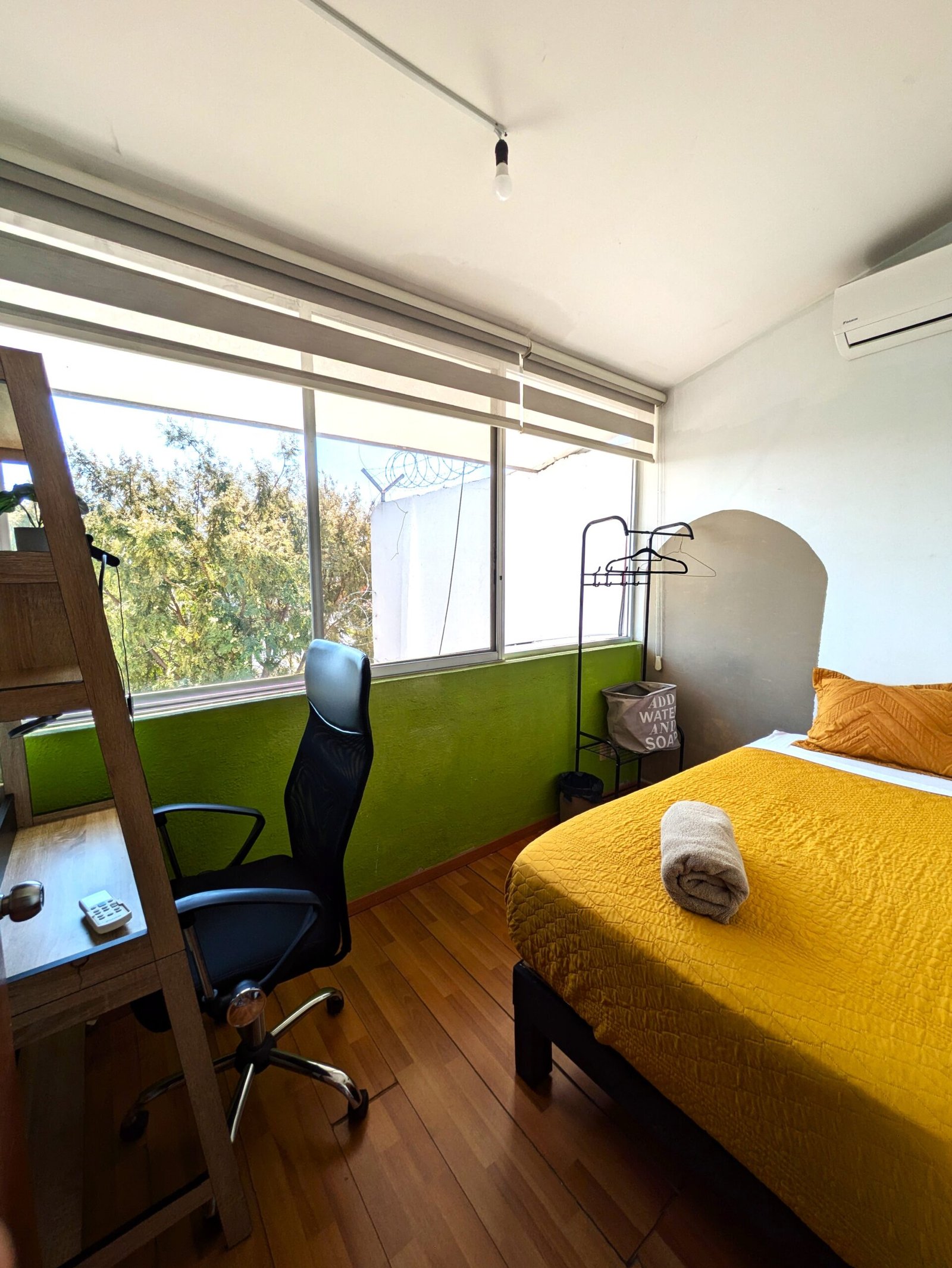 Habitación moderna con cama y escritorio.