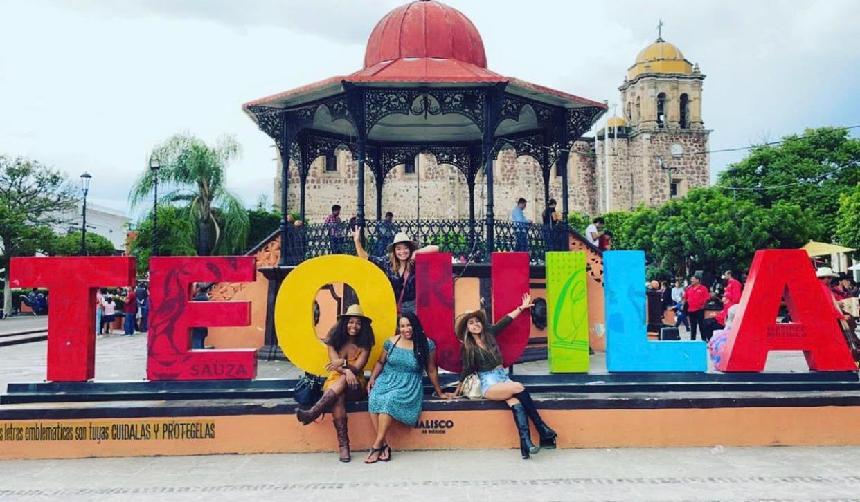 Personas posando en letras gigantes de Tequila, Jalisco.