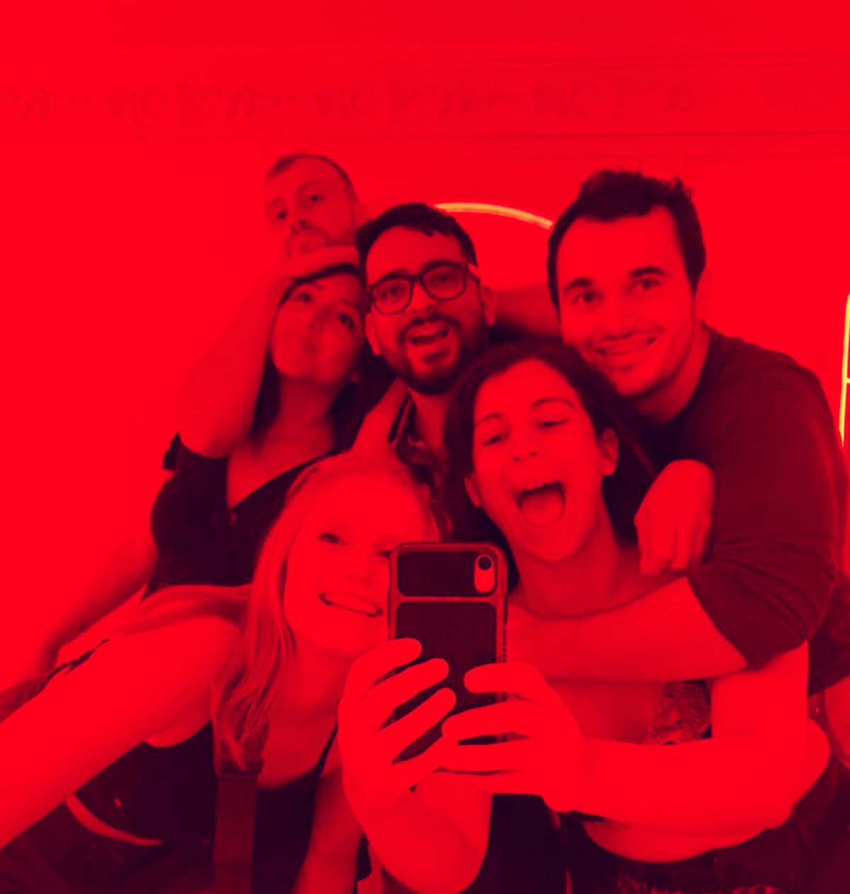 Grupo de amigos tomando selfie divertida