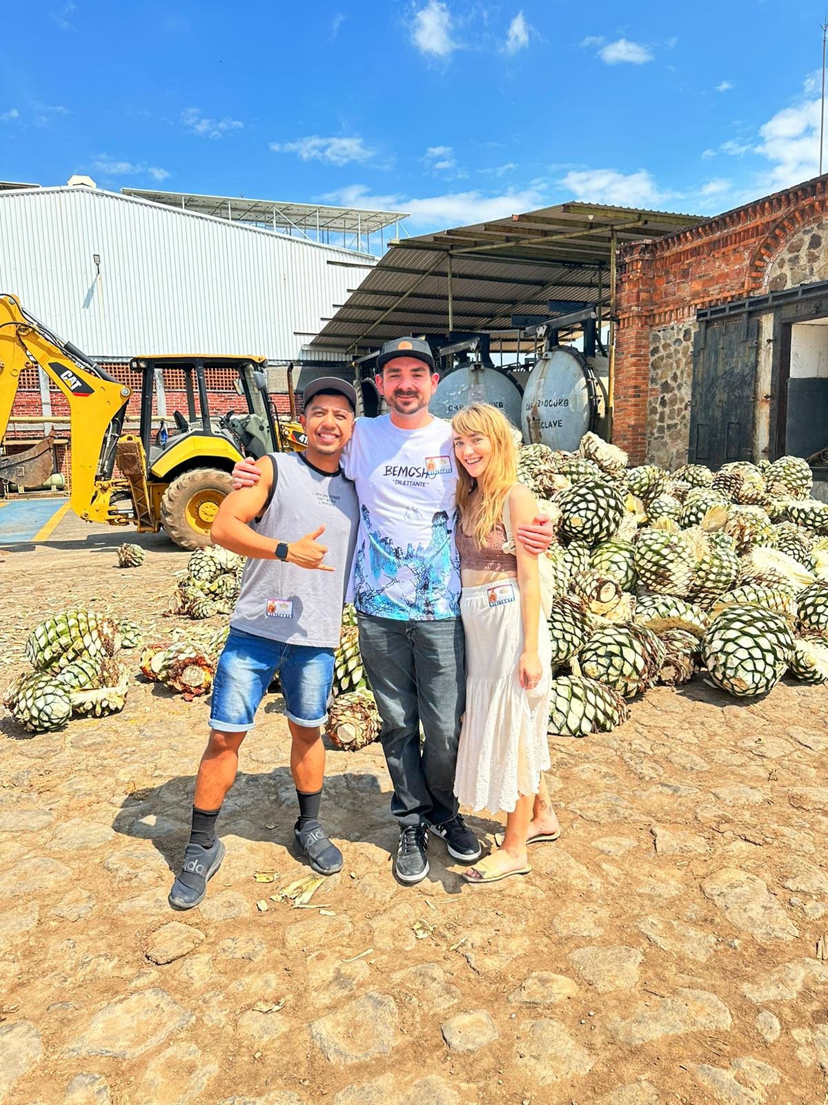 Personas posando en destilería de agave.