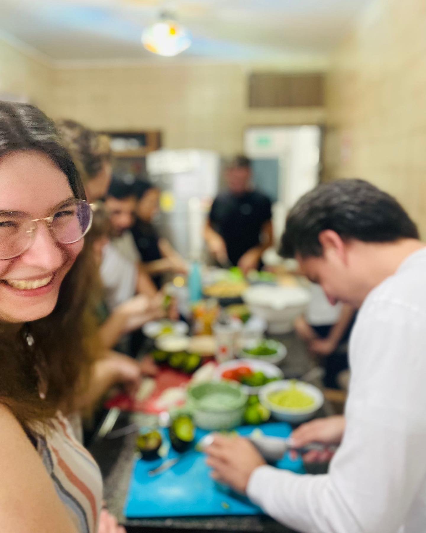 Grupo preparando comida en cocina compartida.