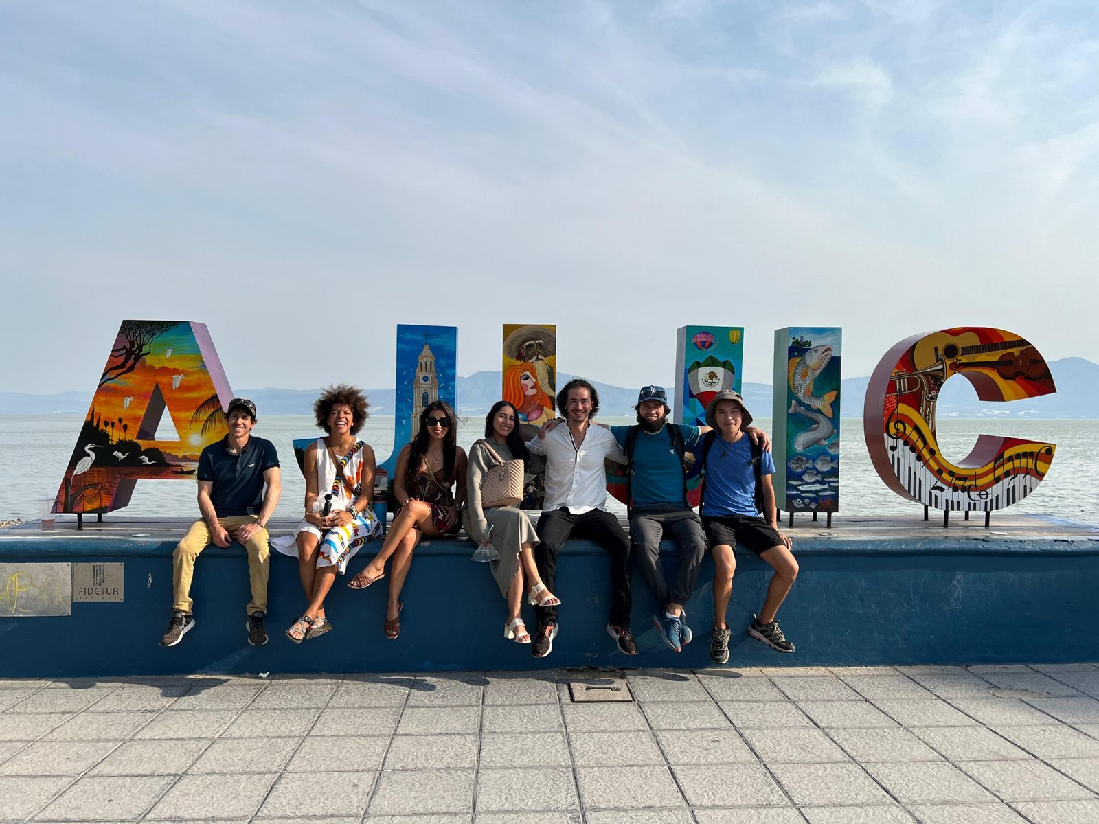 Grupo en letras monumentales de Ajijic, Jalisco, México.