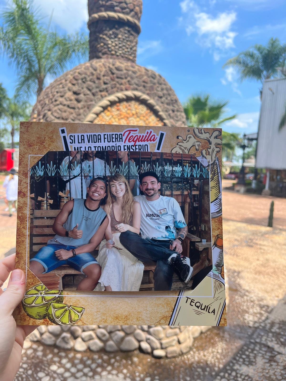 Foto de amigos en destilería de tequila.