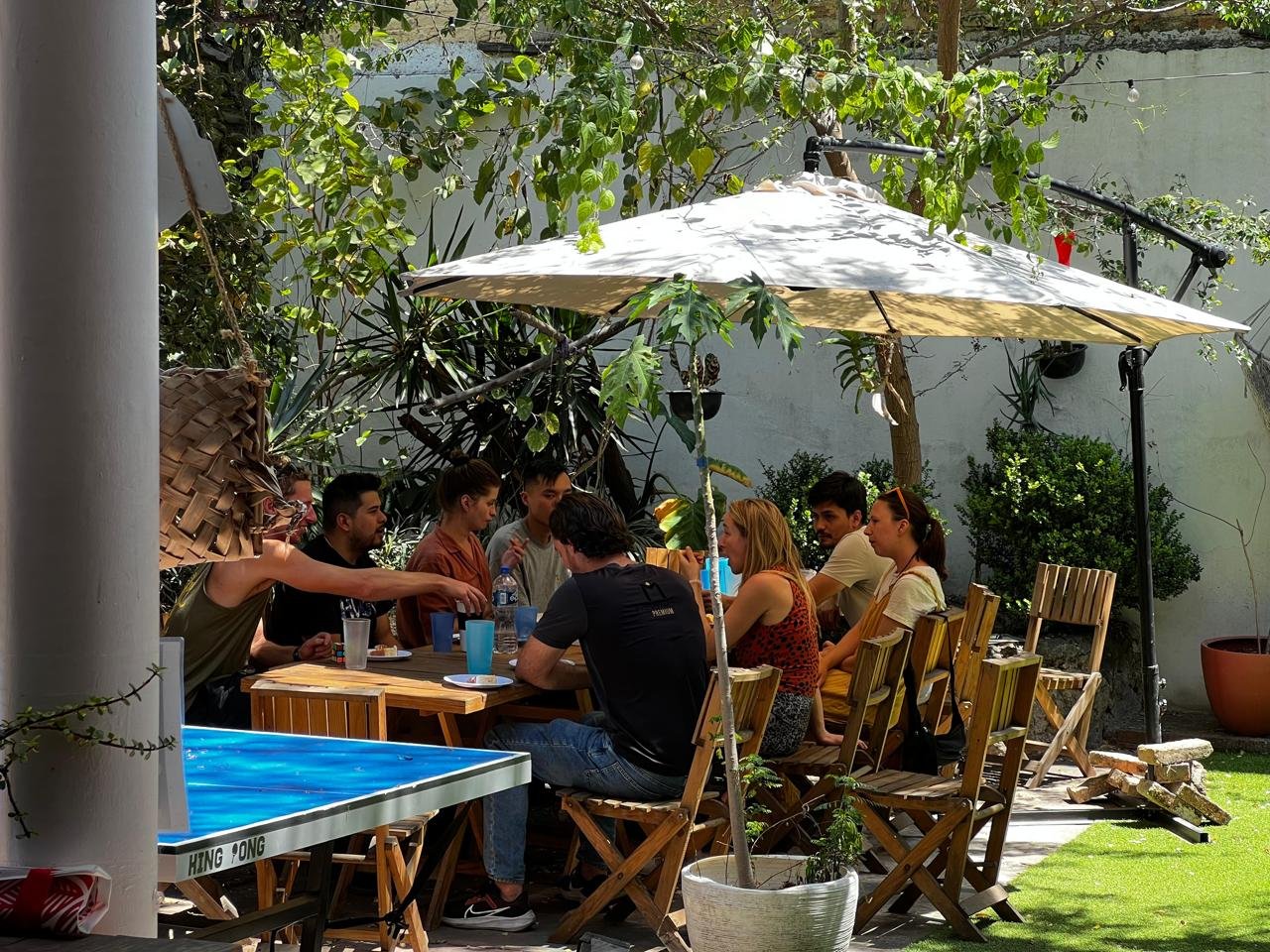 Personas comiendo juntas al aire libre en un jardín.