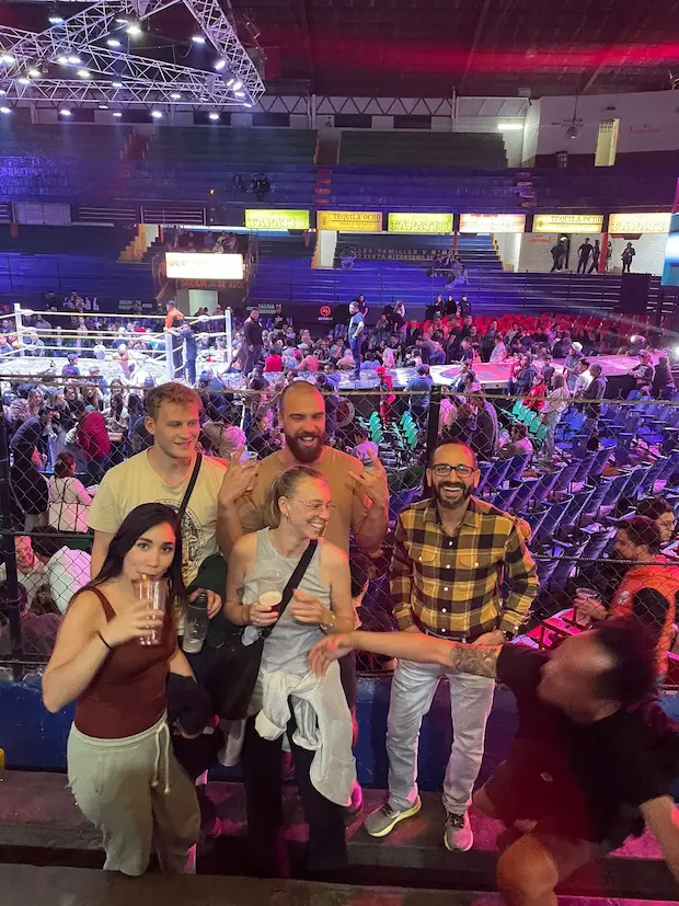 Grupo de amigos en evento deportivo nocturno.