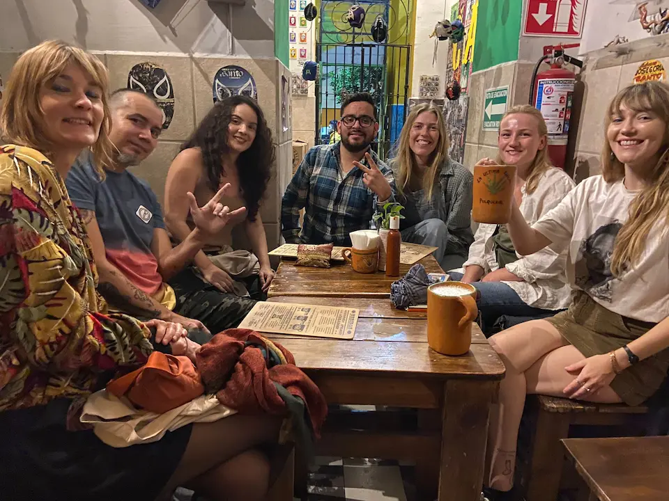 Grupo de amigos en un restaurante mexicano.