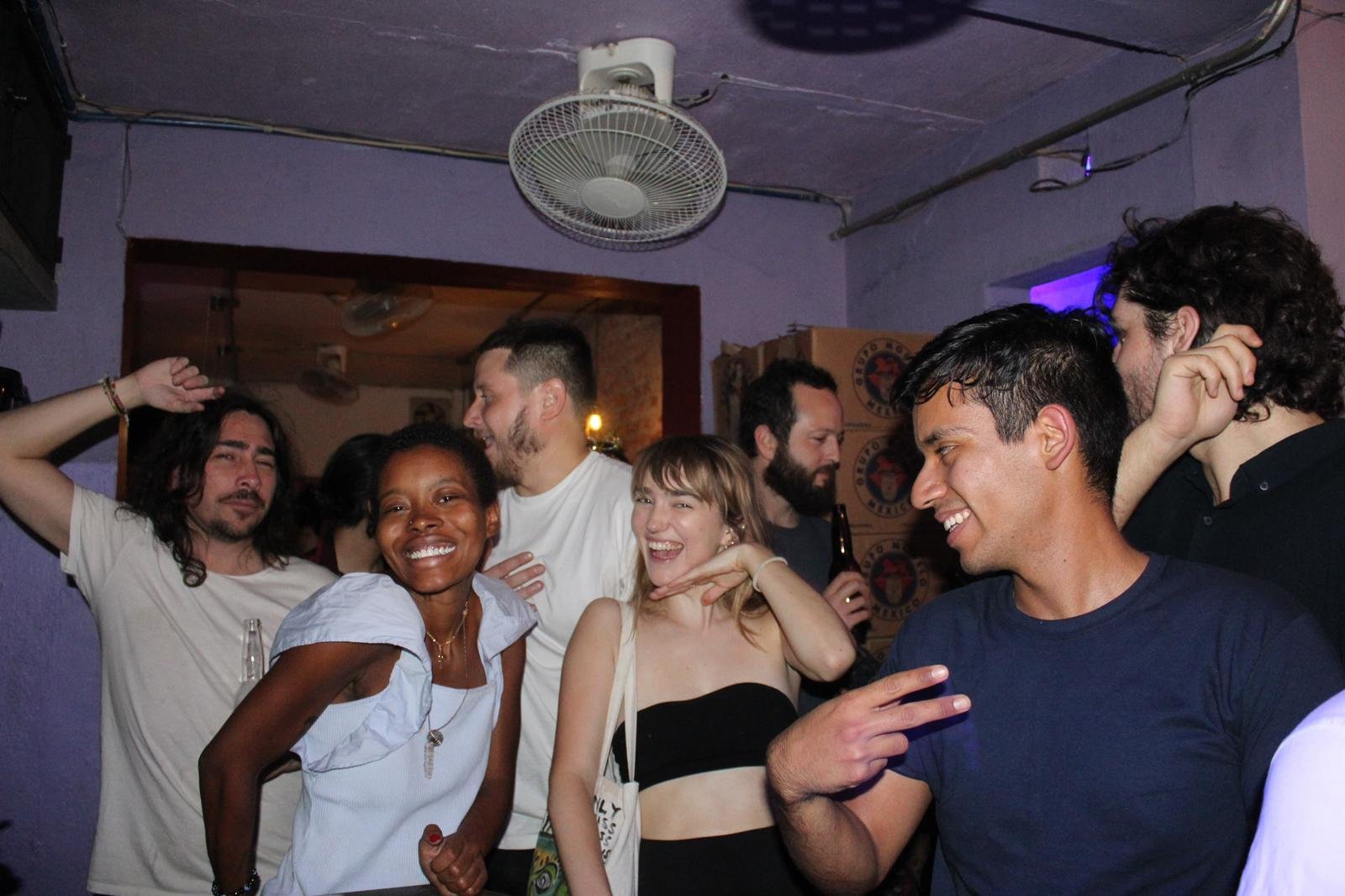 Grupo de amigos disfrutando en una fiesta.