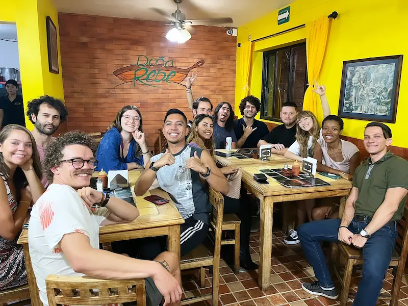 Grupo de personas sonriendo en restaurante mexicano.