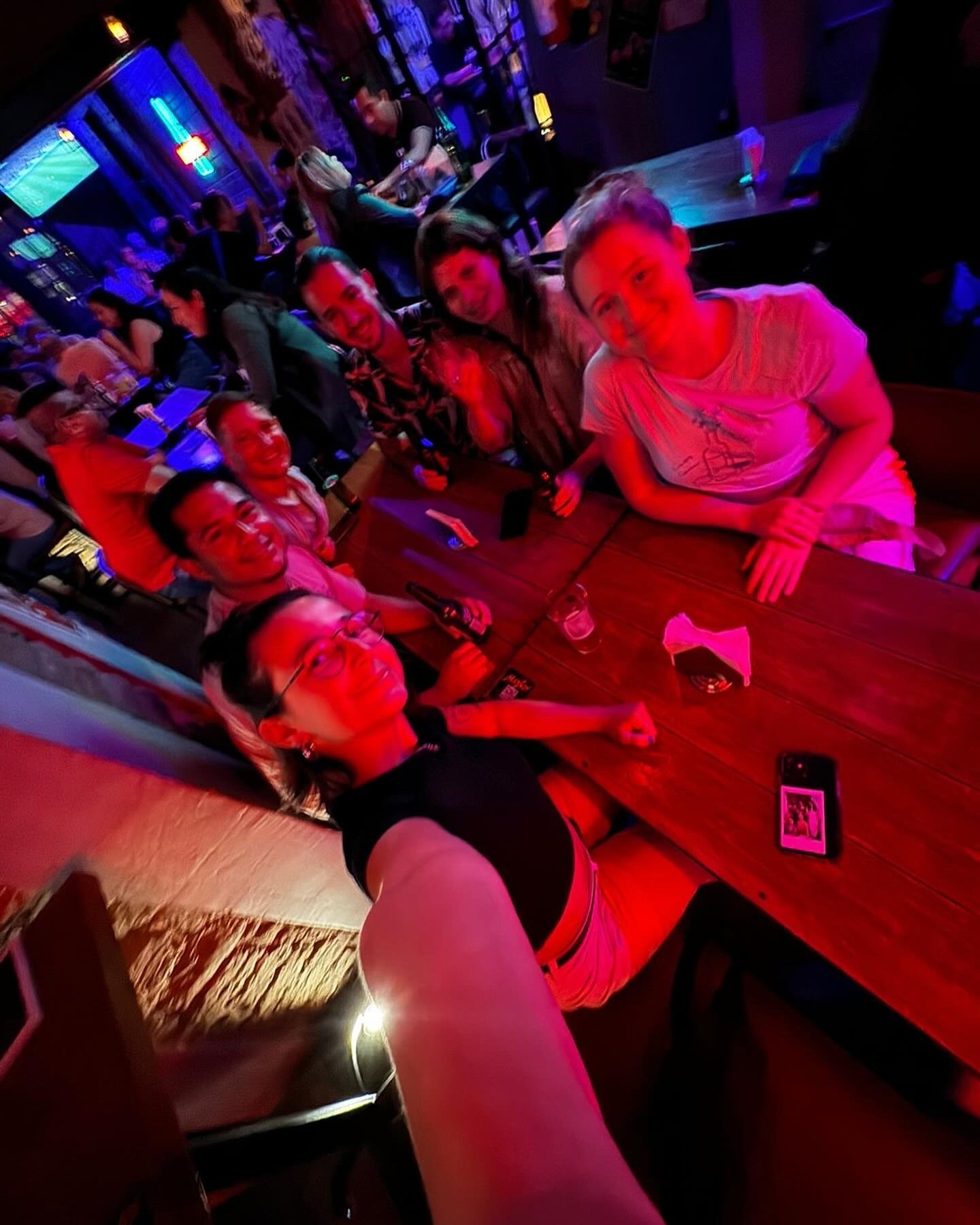 Grupo de amigos en un bar iluminado.