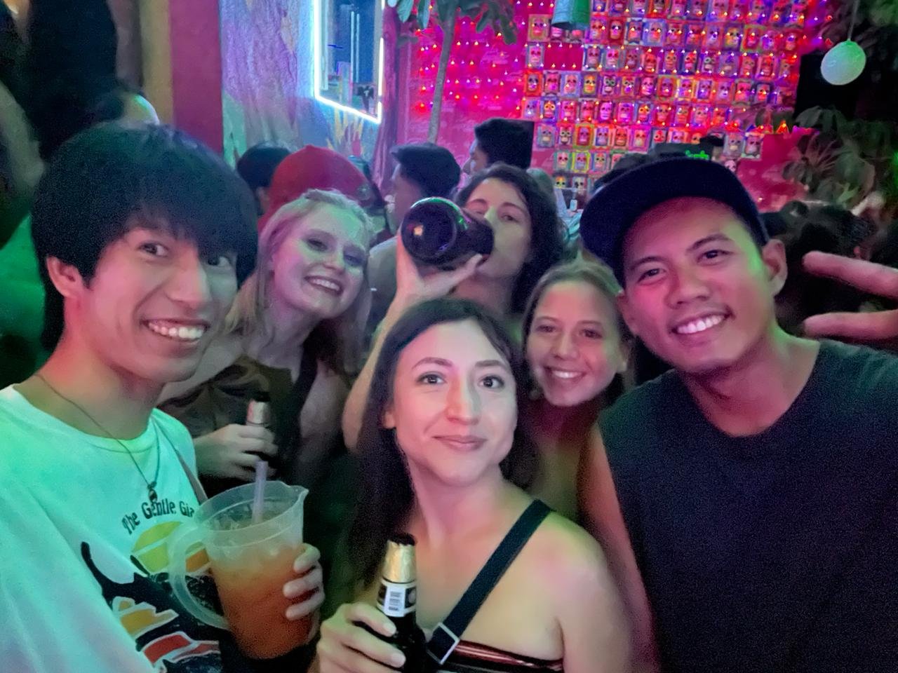 Grupo de amigos en una fiesta nocturna.