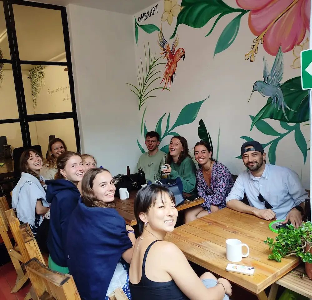 Grupo de amigos sonrientes en un café decorado.