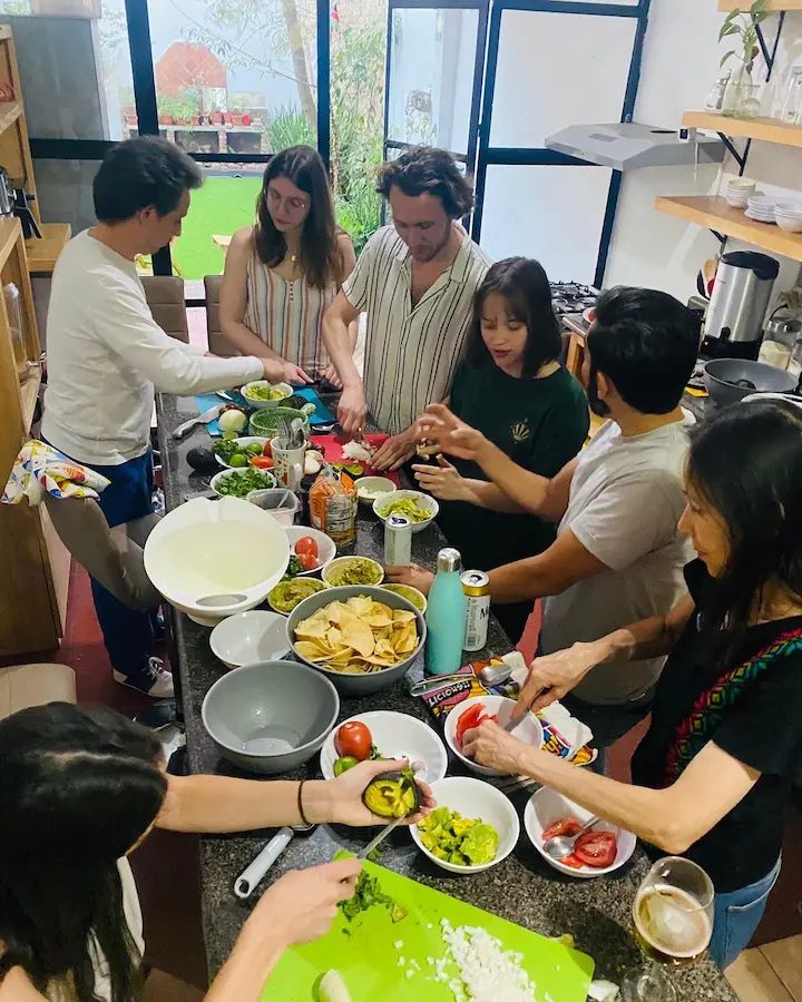 Personas cocinando juntas en una cocina animada.