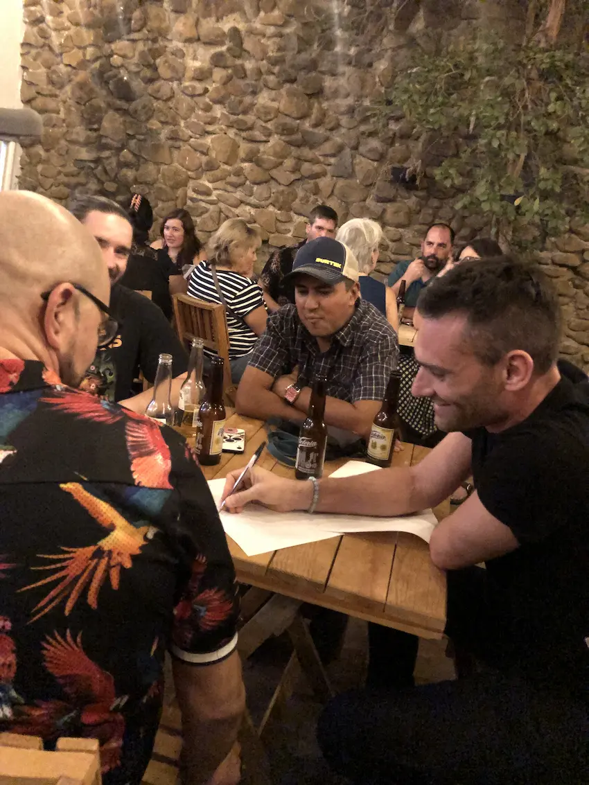 Personas conversando en un restaurante con bebidas.