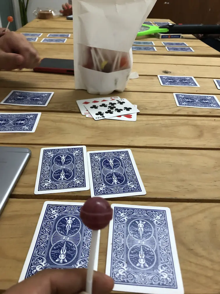 Juego de cartas sobre mesa con paleta