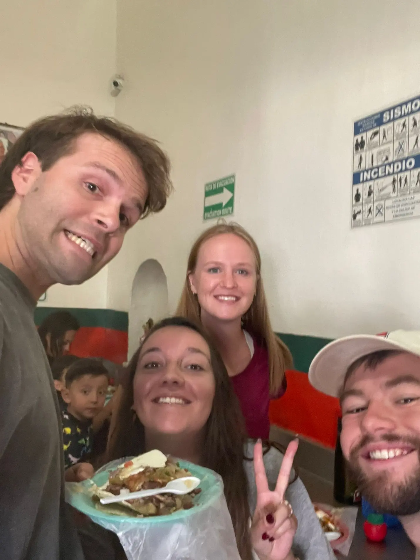 Grupo de amigos disfrutando comida mexicana.