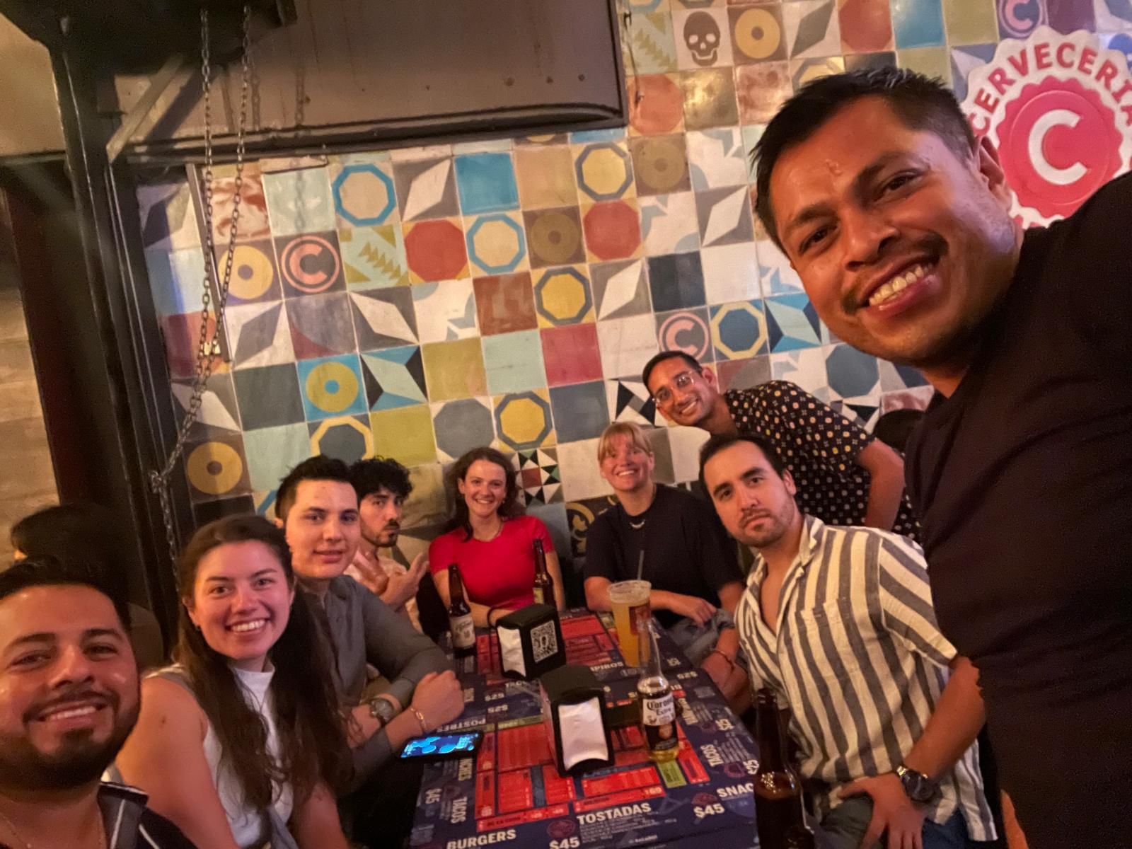 Grupo de amigos en un bar con cervezas.