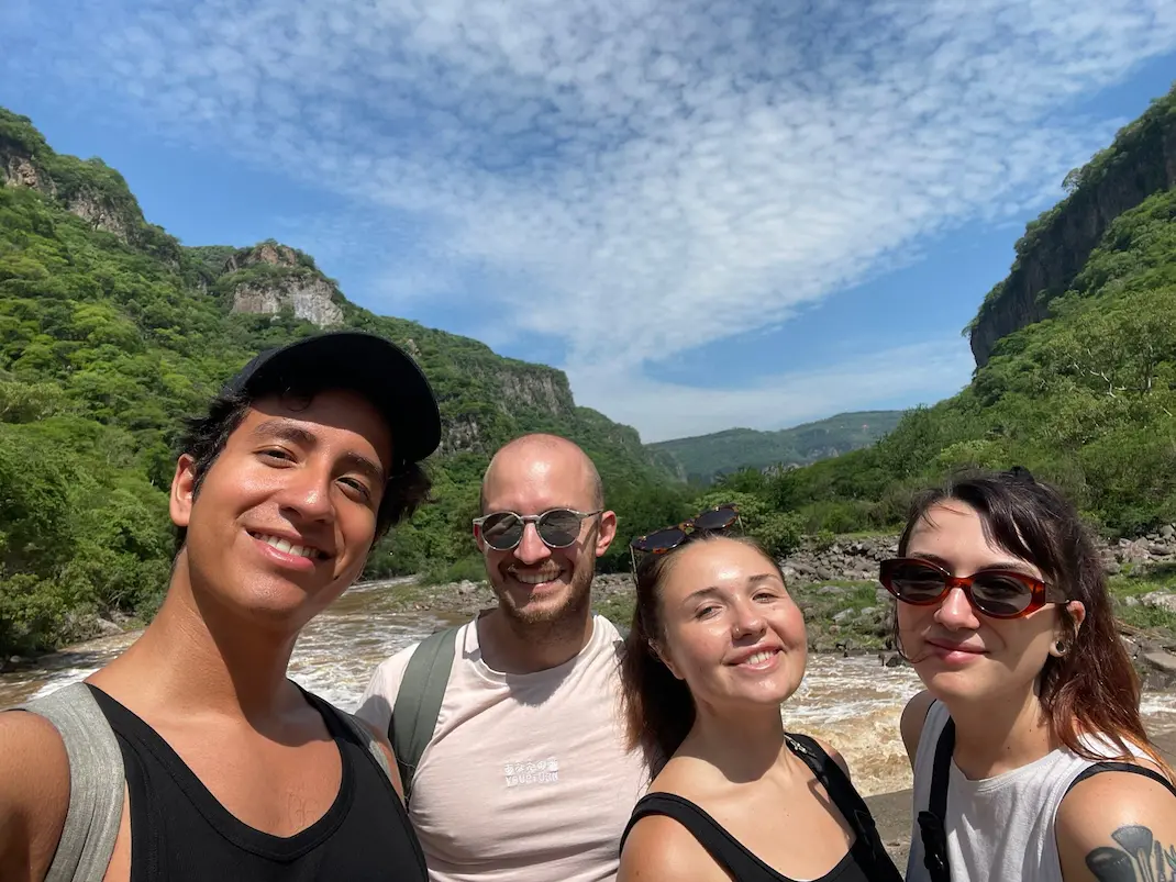 Grupo de amigos en un paisaje montañoso