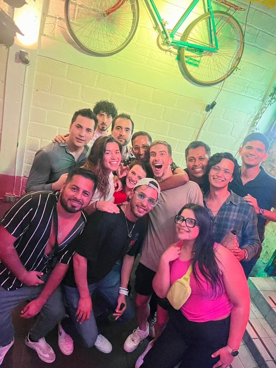 Grupo de amigos sonrientes en una fiesta nocturna.