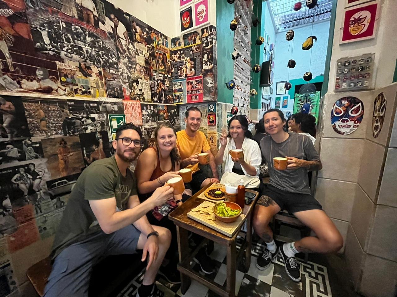 Amigos disfrutando café en un café temático de lucha.